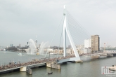 De start van de NN Marathon Rotterdam aan de voet van de Erasmusbrug in Rotterdam met de sierspuiters van het Havenbedrijf Rotterdam