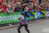 De loper Kenneth Kipkemoi tijdens de NN Marathon Rotterdam op de Coolsingel in Rotterdam