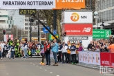 De loper Kenneth Kipkemoi tijdens de NN Marathon Rotterdam op de Coolsingel in Rotterdam