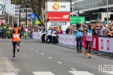 De loper Kenneth Kipkemoi tijdens de NN Marathon Rotterdam op de Coolsingel in Rotterdam