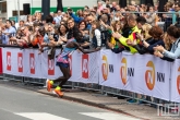 De loper Kenneth Kipkemoi tijdens de NN Marathon Rotterdam op de Coolsingel in Rotterdam