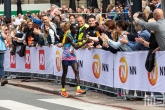 De loper Kenneth Kipkemoi tijdens de NN Marathon Rotterdam op de Coolsingel in Rotterdam