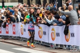 De loper Kenneth Kipkemoi tijdens de NN Marathon Rotterdam op de Coolsingel in Rotterdam