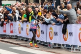 De loper Kenneth Kipkemoi tijdens de NN Marathon Rotterdam op de Coolsingel in Rotterdam