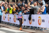 De loper Kenneth Kipkemoi tijdens de NN Marathon Rotterdam op de Coolsingel in Rotterdam