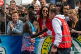 De loper Kenneth Kipkemoi tijdens de NN Marathon Rotterdam op de Coolsingel in Rotterdam