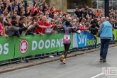 De loper Kenneth Kipkemoi tijdens de NN Marathon Rotterdam op de Coolsingel in Rotterdam