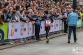 De loper Kenneth Kipkemoi tijdens de NN Marathon Rotterdam op de Coolsingel in Rotterdam