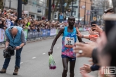 De loper Kenneth Kipkemoi tijdens de NN Marathon Rotterdam op de Coolsingel in Rotterdam