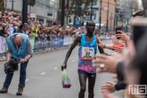 De loper Kenneth Kipkemoi tijdens de NN Marathon Rotterdam op de Coolsingel in Rotterdam