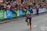 De loper Kenneth Kipkemoi tijdens de NN Marathon Rotterdam op de Coolsingel in Rotterdam