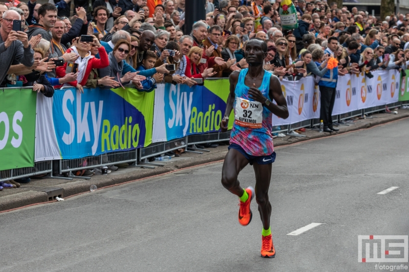 De loper Kenneth Kipkemoi tijdens de NN Marathon Rotterdam op de Coolsingel in Rotterdam