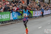 De loper Kenneth Kipkemoi tijdens de NN Marathon Rotterdam op de Coolsingel in Rotterdam