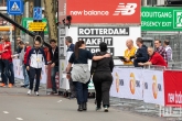 De laatste loper van de NN Marathon Rotterdam op de Coolsingel in Rotterdam