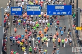 De lopers van de NN Marathon Rotterdam op het Wilhelminaplein in Rotterdam