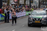 De laatste loper van de NN Marathon Rotterdam op de Coolsingel in Rotterdam