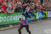 De loper Kenneth Kipkemoi tijdens de NN Marathon Rotterdam op de Coolsingel in Rotterdam