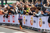 De loper Kenneth Kipkemoi tijdens de NN Marathon Rotterdam op de Coolsingel in Rotterdam