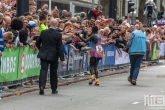 De loper Kenneth Kipkemoi tijdens de NN Marathon Rotterdam op de Coolsingel in Rotterdam