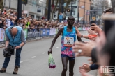 De loper Kenneth Kipkemoi tijdens de NN Marathon Rotterdam op de Coolsingel in Rotterdam