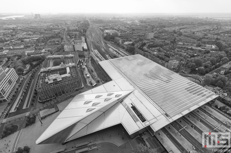 Te Koop | Het Centraal Station van Rotterdam als luchtfoto in zwart/wit