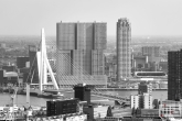 Te Koop | De skyline van Rotterdam met De Rotterdam en de Erasmusbrug in zwart/wit