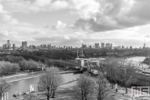 Te Koop | Het uitzicht op de skyline van Rotterdam vanuit de Van Nelle Fabriek in Delfshaven in zwart/wit