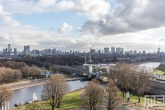 Het uitzicht op de skyline van Rotterdam vanuit de Van Nelle Fabriek in Delfshaven