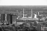 Het ss Rotterdam in Rotterdam Katendrecht met Atractiepark Rotterdam op de achtergrond in zwart/wit