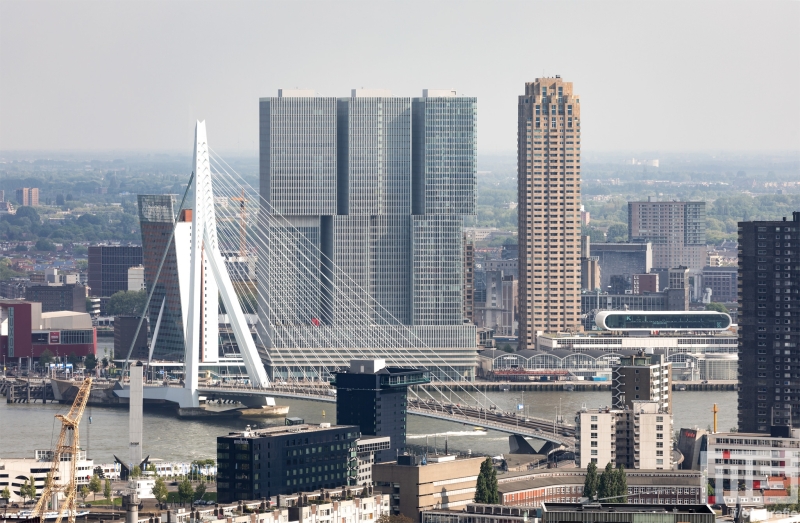 Te Koop | De skyline van Rotterdam met De Rotterdam en de Erasmusbrug