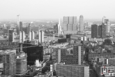 Te Koop | De skyline van Rotterdam met De Rotterdam en de Erasmusbrug in zwart/wit