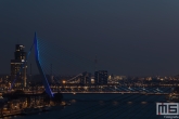 De Erasmusbrug in Rotterdam tijdens Earth Hour