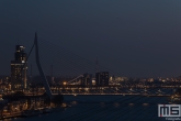 De Erasmusbrug in Rotterdam tijdens Earth Hour