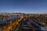 Een panorama van Rotterdam tijdens de zonsondergang