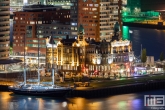 Hotel New York met aan de kade het Zeilschip De Eendracht in Rotterdam