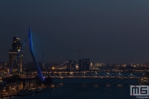 De Erasmusbrug in Rotterdam tijdens Earth Hour