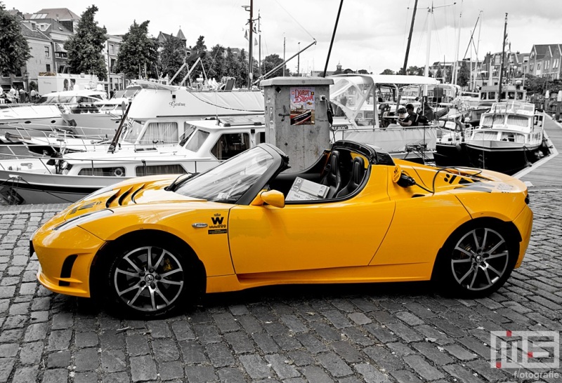 Een Tesla auto onder het motto Dordt in Stroom op Dort in Stoom in Dordrecht