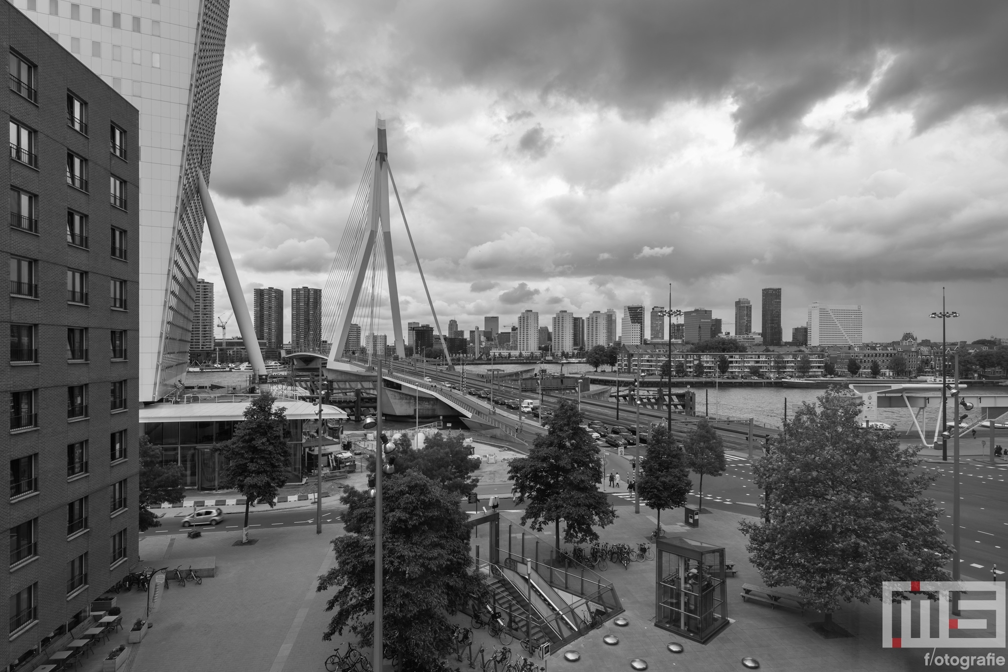 Te Koop | Het uitzicht op de Erasmusbrug vanuit het Luxor Rotterdam