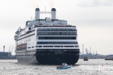Het cruiseship Ms Rotterdam vertrekt aan de Cruise Terminal Rotterdam