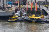 De watertaxi standplaats in de Wijnhaven nabij het Maritiem Museum in Rotterdam