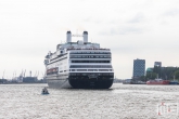 Het cruiseship Ms Rotterdam vertrekt aan de Cruise Terminal Rotterdam