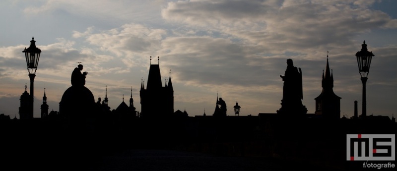 Het silhouette stadsbrug Karluv Most in Prague