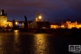 De stadsbrug Karluv Most in Prague by Night