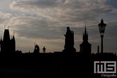 Het silhouette stadsbrug Karluv Most in Prague
