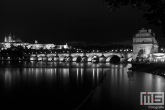 De stadsbrug Karluv Most in Prague by Night