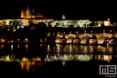 De stadsbrug Karluv Most in Prague by Night