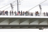 De bezoekers van de Wereldhavendagen op de Erasmusbrug in Rotterdam