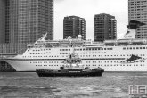 Het vertrek van het cruiseschip MS Magellan tijdens de Wereldhavendagen in Rotterdam
