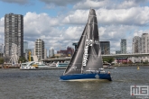 Het zeilschip van "Van Uden" tijdens een demo op de Wereldhavendag in Rotterdam