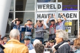 Een zeemanskoor tijdens de Wereldhavendagen in Rotterdam